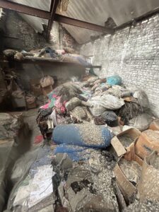 Photo d'une habitation inoccupée avant dépigeonnage.